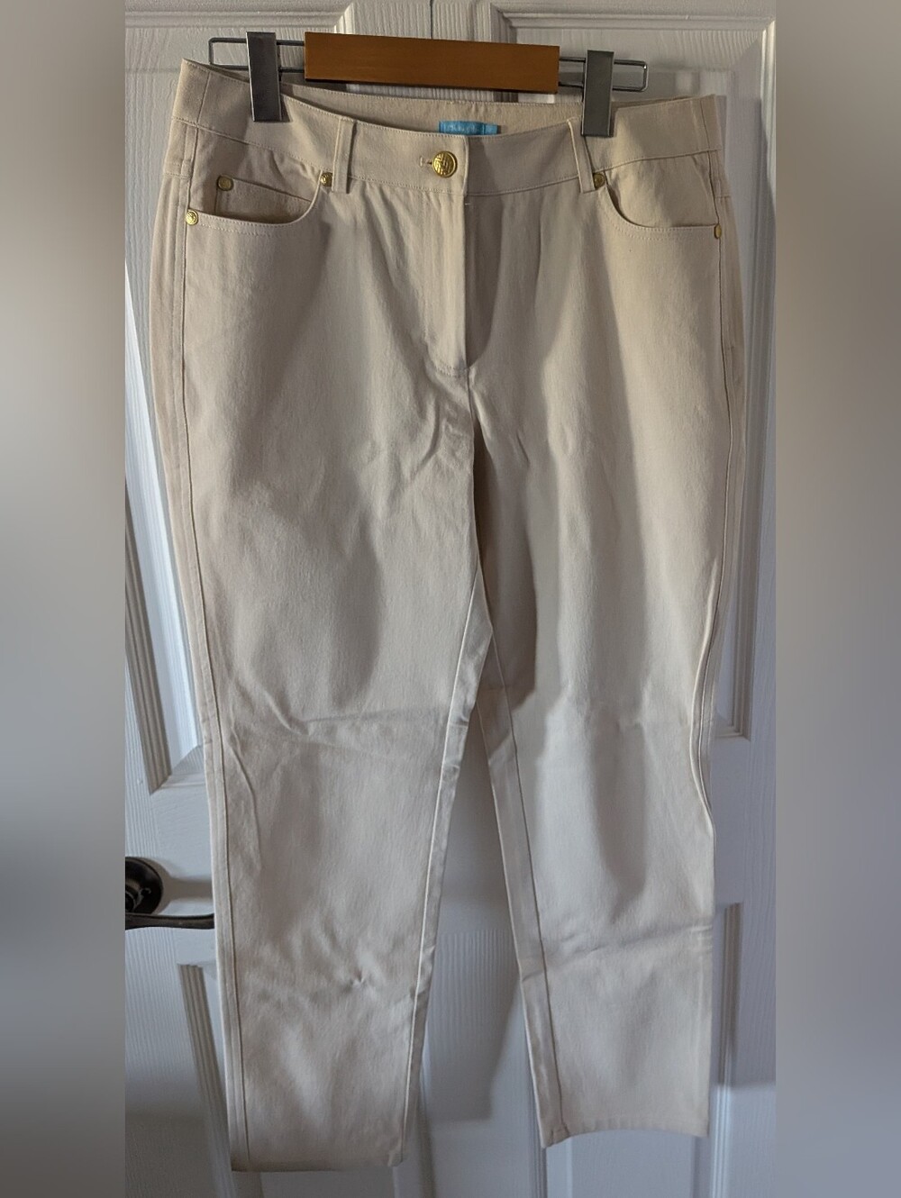 Cropped Cream Ankle Pants with Gold Hardware